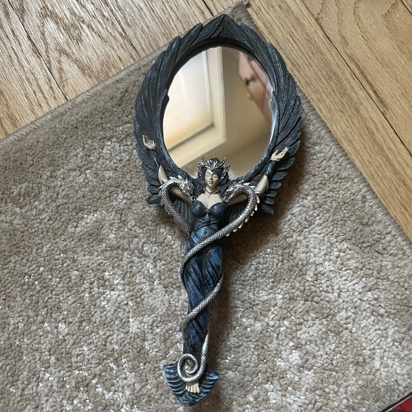 Hand Mirror - Picture 1 of 7